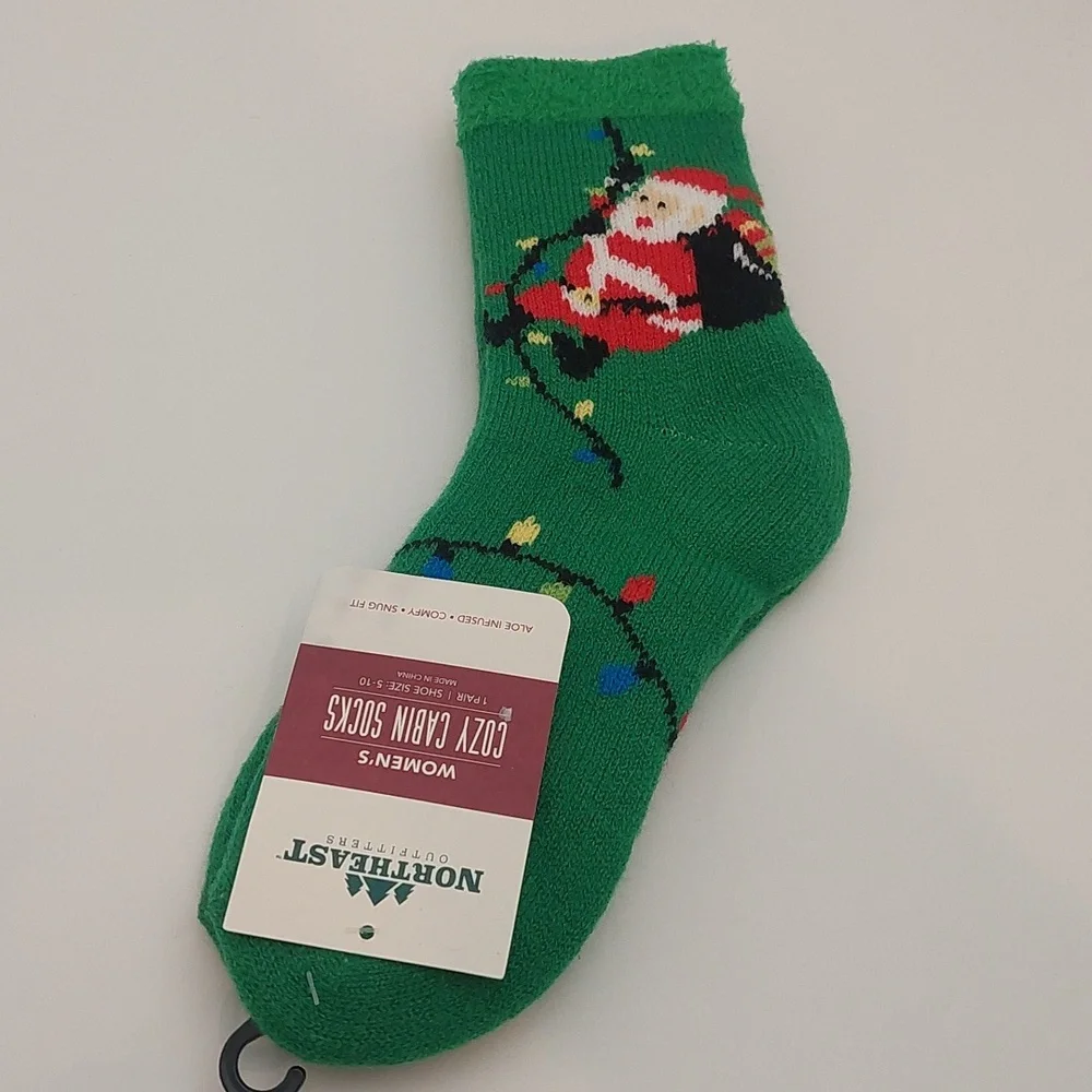 Northeast Outfitters Women's Size 5 - 10 Cozy Cabin Socks Green Christmas Santa